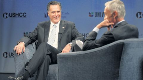 Mitt Romney (izq.) es entrevistado por Jorge Ramos para Univision en Miami.