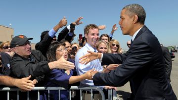 El presidente Barack Obama saluda a seguidores durante una reciente visita a Oakland, California.