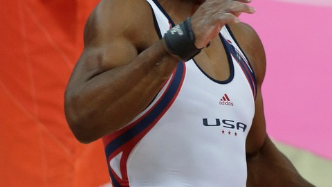El gimnasta de origen puertorriqueño John Orozco  falla durante su presentación ayer en la prueba por equipos que fue ganada por los chinos.