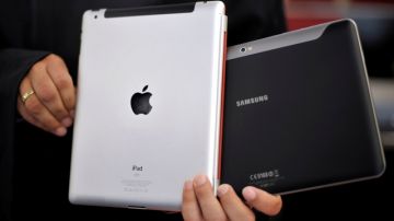 Un abogado sostiene una iPad y una tableta Samsung Galaxy durante una vista en una corte regional en Alemania el 25 de agosto de 2011.