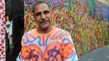 Angel Ortiz, de 45 años, un artista de pinturas de spray que desde los años 80s ha popularizado sus marcas  LA II y LA Roc,  por toda la ciudad.