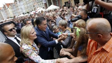El virtual candidato presidencial republicano, Mitt Romney, y su esposa Ann saludan a la multitud en Gdansk, Polonia, donde estuvieron ayer de visita