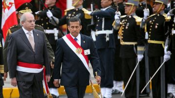 El presidente Ollanta Humala, segundo a la izquierda acompañado del ministro de Defensa Pedro Cateriano, durante el desfile militar del pasado domingo.