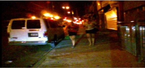 Sexoservidoras recorren la Segunda y Tercera avenidas en Sunset Park, a la espera de clientes que llegan al barrio buscando sus servicios.