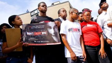 Jóvenes participaron en una manifestación ayer en el vecindario de Brooklyn donde se produjo la balacera el domingo.