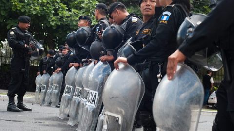 Agentes de la Policía Nacional Civil (PNC) resguardan las instalaciones del Instituto Normal para Varones  luego de enfrentarse con estudiantes quienes quieran ocupar el instituto, en el sur de Ciudad de Guatemala.