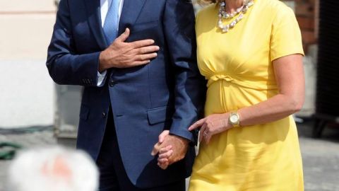 Mitt Romney con su esposa Ann saluda a los veteranos polacos de la Segunda Guerra Mundial.