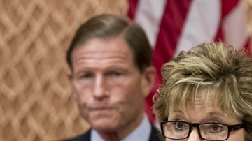 Laura Brozek, exdirectora de reclutamiento para la ITT Technical Institue (centro), describe los agresivos métodos usados para que los estudiantes se matriculen en esos colegios,  en Washington, D. C.