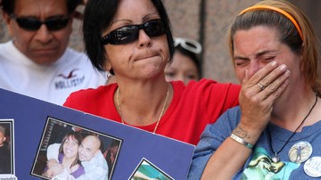 La madre de una de las víctimas fatales a manos de la policía llora desconsolada en la conferencia de prensa.