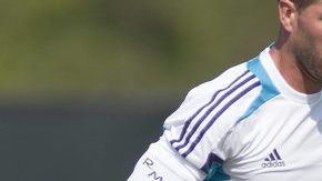 Sergio Ramos conduce el balón en la práctica de ayer del Real Madrid.