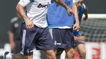 Sergio Ramos conduce el balón en la práctica de ayer del Real Madrid.