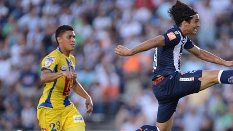Aldo De Nigris se eleva para rematar un balón ante la mirada de un defensor del equipo  de Panamá.