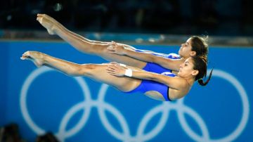 Las mexicanas Paola Espinosa  (frente) y Alejandra Orozco durante su participación en la prueba de clavados sincronizados desde 10 metros.