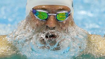 El agua de la piscina parece formar una barba alrededor del rostro del nadador estadounidense Scott Weltz, ayer en el evento de los 200 metros pecho.