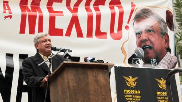El entonces candidato presidencial,  Andrés Manuel López Obrador habla durante una manifestación  en la pasada campaña electoral en Ciudad de México.