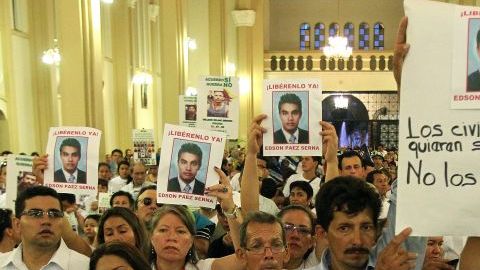 Familiares esperan con angustia la liberación de los rehenes que son cuatro militares y seis policías que llevan entre trece y catorce años en poder de las FARC. EFE