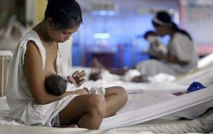 El 75% de las mujeres amamantan a sus hijos recién nacidos.