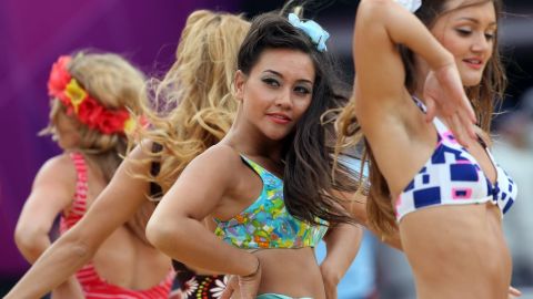 Bailarinas animan las competencias en vóleibol de playa.