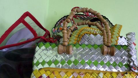 Un bolso fabricado con papel de revista prensado hecho por mujeres filipinas.