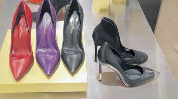 Narciso Rodríguez usó en su colección de calzado femenino la gama de los rojizos hasta el amarillo ácido, pasando por tonos crudos.
