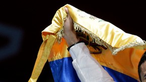 Con la bandera de Venezuela  Ruben Limardo Gascón festeja la primera medalla dorada  olímpica de su país en 44 años.