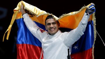 Con la bandera de Venezuela  Ruben Limardo Gascón festeja la primera medalla dorada  olímpica de su país en 44 años.