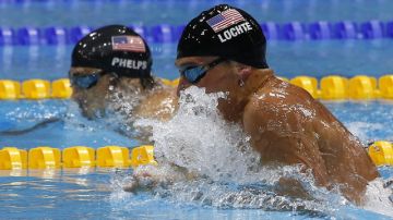 Los estadounidenses Michael Phelps (izq.) y Ryan Lochte (der.) compiten palmo a palmo en las eliminatorias de ayer.