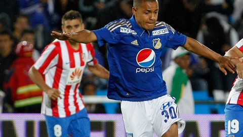 Juan Carlos Paredes celebra la anotación que significó la victoria por la mínima diferencia del Deportivo Quito sobre el León de Huánuco de Perú.