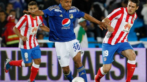 Juan Carlos Paredes celebra la anotación que significó la victoria por la mínima diferencia del Deportivo Quito sobre el León de Huánuco de Perú.