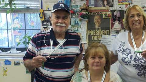 Miguel Sepúlveda, Yolanda Negrón y Virginia Bird con sus silbatos de seguridad.