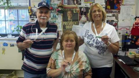 Miguel Sepúlveda, Yolanda Negrón y Virginia Bird con sus silbatos de seguridad.