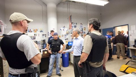 El Alcalde de Chicago Rahm Emanuel, con oficiales especializados contra pandillas.
