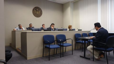 Rey López Calderón testificó ante el Comité de Relaciones Humanas del Concilio Municipal de Chicago.