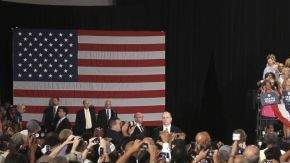 Obama viaja a Florida y Virginia hoy, buscando atraer atención a un plan de impuestos de Romney que el presidente dice forzaría a los contribuyentes de clase media a pagar más mientras da un recorte de impuestos a los ricos.