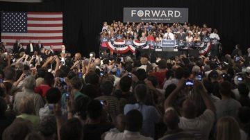 Obama viaja a Florida y Virginia hoy, buscando atraer atención a un plan de impuestos de Romney que el presidente dice forzaría a los contribuyentes de clase media a pagar más mientras da un recorte de impuestos a los ricos.