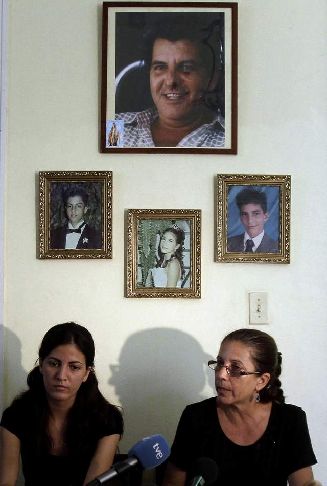 Ofelia Acevedo (der.), viuda de Oswaldo Payá, y su hija Rosa María Payá, sostienen una conferencia de prensa en La Habana.
