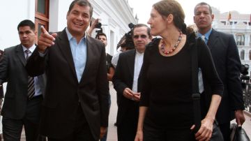 El presidente Rafael Correa camina en un balcón del palacio presidencial junto a Christine Assange,  la madre del fundador de Wikileaks, Julian Assange.