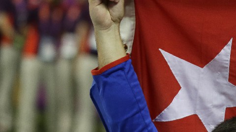 Pupo levanta orgulloso la bandera cubana.