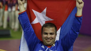 Pupo levanta orgulloso la bandera cubana.