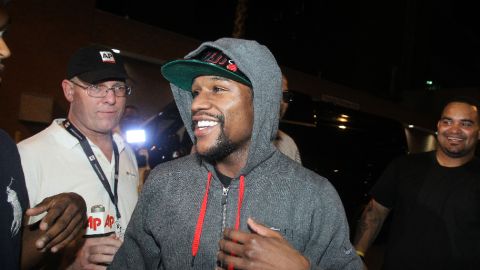 Mayweather fue recibido por una veintena de familiares y amigos en el exterior del Centro de Detención del Condado de Clark, en Las Vegas.