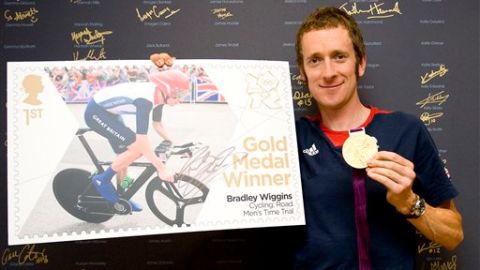 El ciclista Wiggins posa junto a la maqueta de su timbre postal.