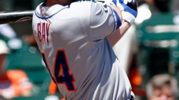 Jason Bay, de los Mets , conecta un sencillo remolcador de dos vueltas en el partido de ayer contra los Gigantes en San Francisco.