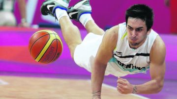 El argentino Facundo Campazzo se zambulle al suelo en busca de una bola suelta durante el partido de baloncesto de ayer ante Túnez.