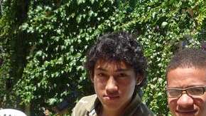 Wilian Mejía (a la der.), Francisco Lahoz y Oscar Chico son parte del equipo de jóvenes que hacen el periódico World on the Street.