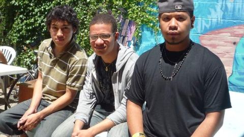 Wilian Mejía (a la der.), Francisco Lahoz y Oscar Chico son parte del equipo de jóvenes que hacen el periódico World on the Street.