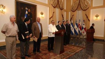 El presidente Mauricio Funes (c), en una conferencia de prensa junto con los dirigentes de los seis partidos  al término de una reunión en la casa presidencial.