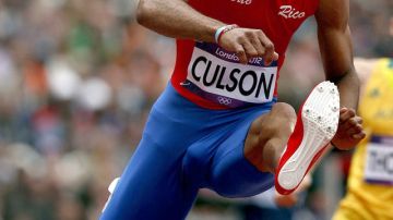 El puertorriqueño Javier Culson salta una valla en las clasificatorias  ayer.