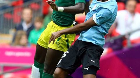 Moussa Konate  (izquierda, ante el uruguayo Germán Rolín) plantea la principal amenaza al avance mexicano hacia la ronda de medallas del futbol olimpico.