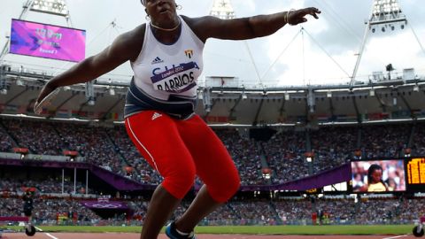 La cubana Yarelys Barrios lanza el disco al abrir ayer las competencias de atletismo, que continúan hoy.