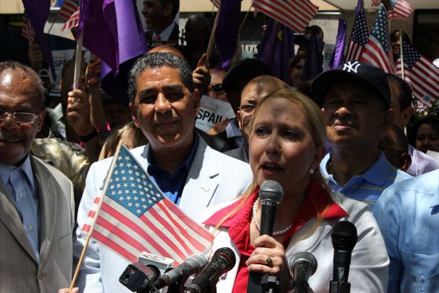 Gabriela Rosa, que es apoyada por el senador estatal Adriano Espaillat (izq.), espera imponerse en las próximas primarias demócratas contra Mayra Linares.